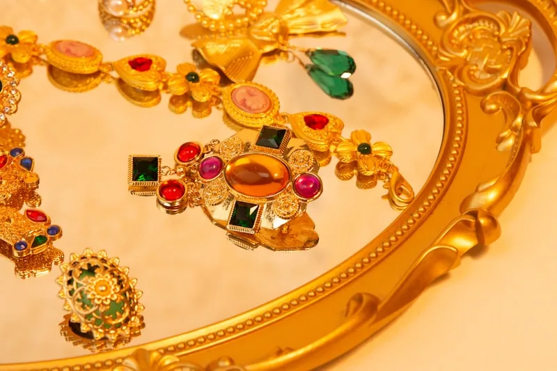 Bijoux geometriques Art Deco, broches et bracelets aux formes architecturales