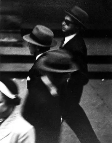 Photographie de rue par Saul Leiter, silhouettes et chapeaux