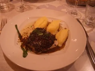 Dos de lieu jaune au grue de cacao avec puree de pommes de terre au restaurant L