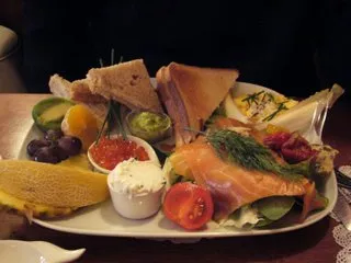 Assiette brunch chez InfiniThe avec oeufs brouilles et saumon