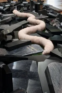 Installation du ver geant rampant entre des tombes de peintres par Jan Fabre