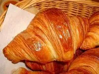 Croissant dore et croustillant, petit-dejeuner parisien