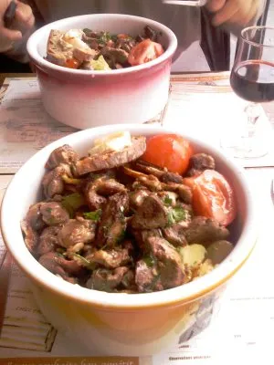 Chez Papa a Paris 14e : la cuisine genereuse du Sud-Ouest, servie dans des casseroles