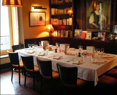 Facade du restaurant Les Editeurs au carrefour de l