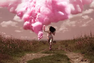 Death by Cotton Candy par Daniela Edburg, femme noyee dans la barbe a papa
